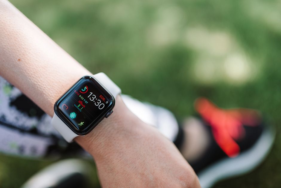 Apple watch se vs apple watch series 11 - illustrative image